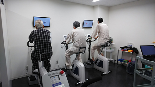 リハビリ室での運動療法の場面