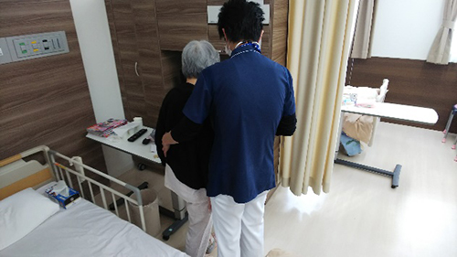 病棟でのリハビリ場面