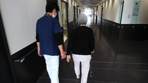 病棟でのリハビリ場面