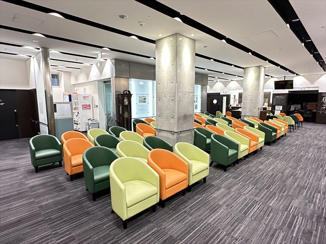 1階待合ホール（青洲コーナーから）